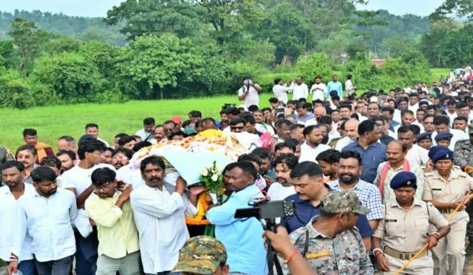 पंचतत्व में विलीन हुए रूपी सोरेन,नेमरा में अंतिम दर्शन के लिए उमड़ा जनसैलाब