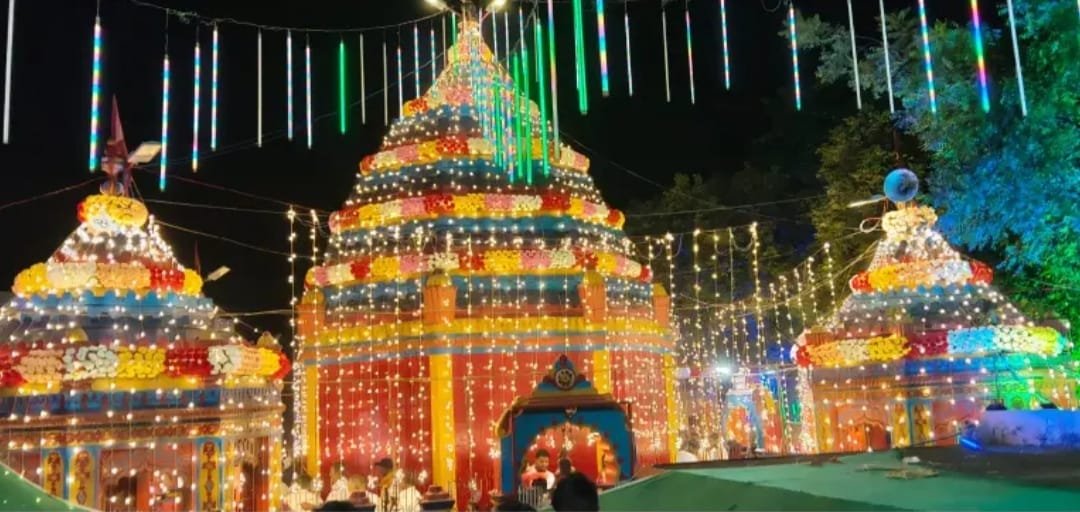छिन्नमस्तिका भवानी मंदिर में नवरात्रि के अवसर पर विशेष पूजा- अर्चना, श्रद्धालुओं की भक्ति में उमड़ रहा है जनसैलाब